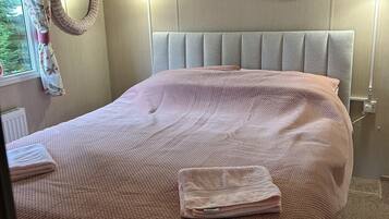 2 bedrooms, iron/ironing board, bed sheets