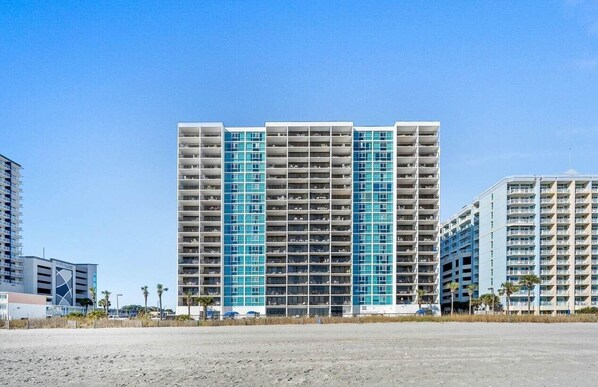 Un hôtel de grande hauteur, avec de nombreux étages, des balcons et une vue dégagée sur les environs.