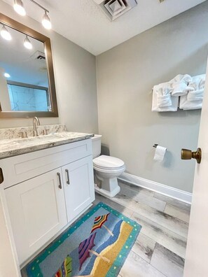 Ensemble douche/baignoire, sèche-cheveux, serviettes fournies, savon