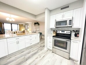 Jääkaappi, mikroaaltouuni, uuni, liesi