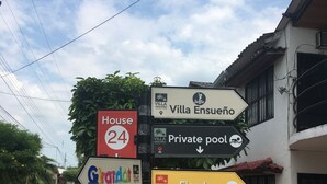 A street sign with directions to Villa Ensueno, a private pool, and a house with a 24-hour service. - Villa Ensueño - House with Pool & Hot Tub (Flandes)