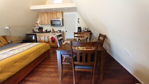 1 bedroom, travel crib, free WiFi, bed sheets - A-Frame Hiker's Retreat (Babb)