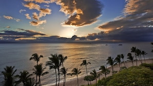 A beach with palm trees and a sunset over the ocean. - Spacious Penthouse Studio w Ocean View Pool - Kaanapali Shores 942 (Lahaina)