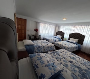 Firemannsrom – familie, bakgårdsutsikt | Minibar, individuelt dekorert og individuelt innredet