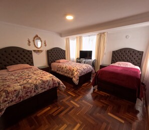 Habitación triple familiar, baño privado, vistas al patio | Minibar, decoración individual, mobiliario individual
