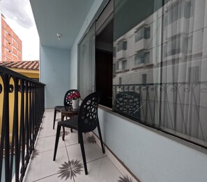 Family Double Room, 2 Single Beds, Courtyard View | Living area