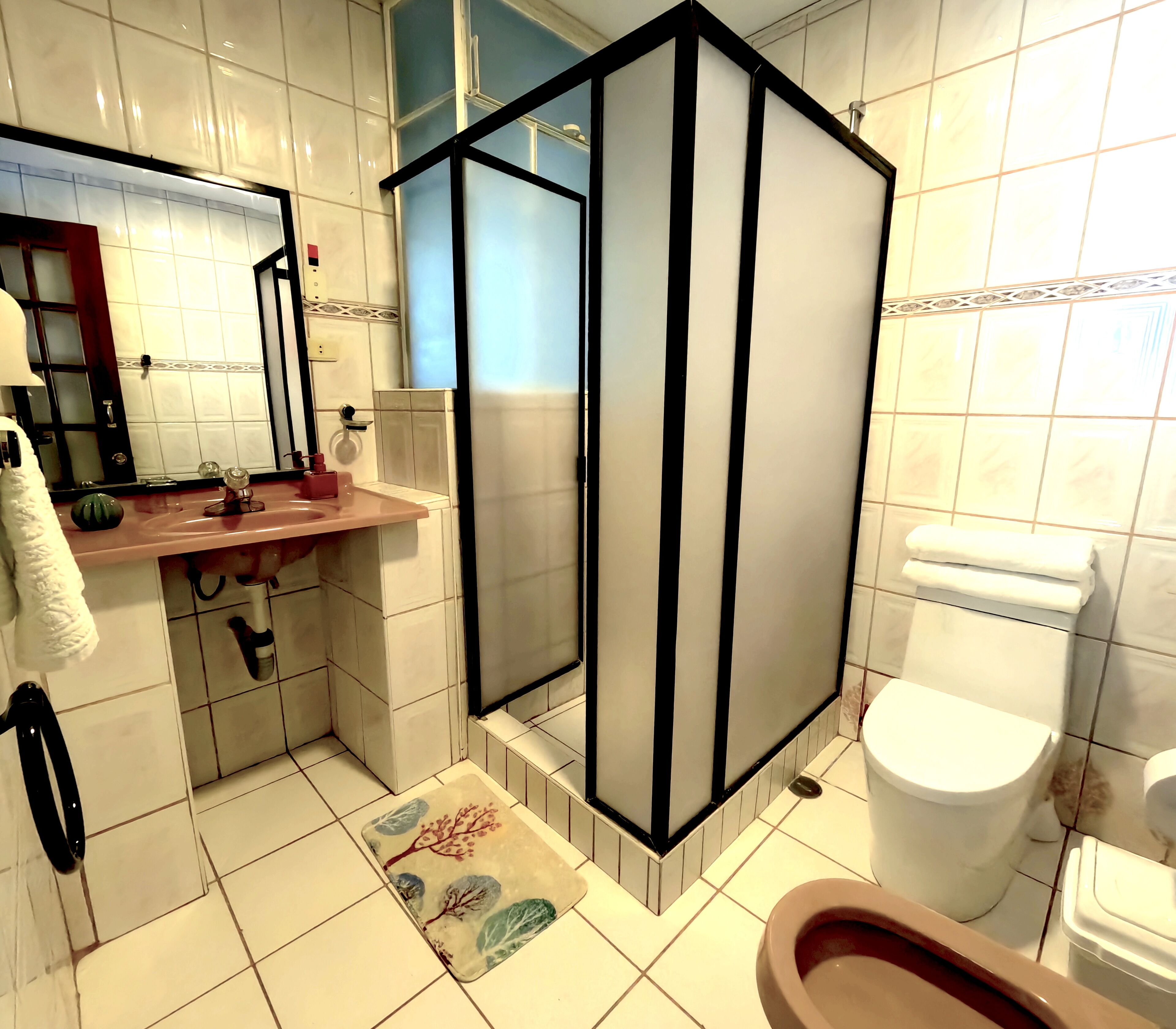 Familiesuite - 1 dobbeltseng | Badeværelse | Bruser, hårtørrer, håndklæder, Sæbe