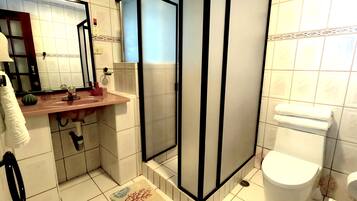 Suite familiar, 1 cama matrimonial | Baño | Regadera, secadora de cabello, toallas, jabón