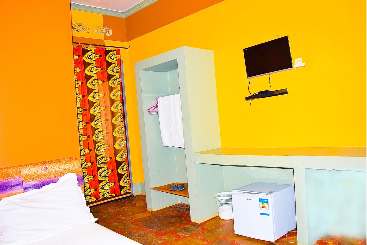 Iron/ironing board, free WiFi, bed sheets