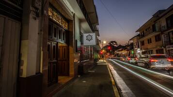 Vista frontal de la propiedad