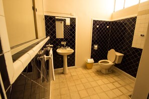 Traditional-Zweibettzimmer, 2 Einzelbetten, eigenes Bad, Blick auf den Innenhof | Badezimmer | Dusche, kostenlose Toilettenartikel, Handtücher