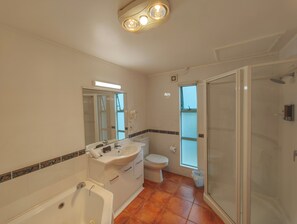  Studio Unit, Spa Bath | Bathroom