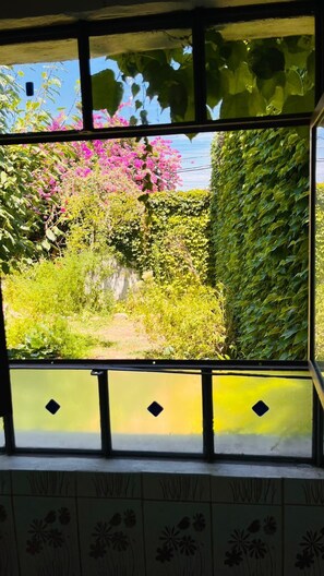 Habitación Quintuple con vista al jardín | Bathroom | Shower, rainfall showerhead, bidet, towels - Casa del Árbol Hostel (Concepción del Uruguay)