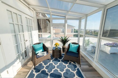 Gorgeous Condo w/Roof Deck, Harbor Views on Thames