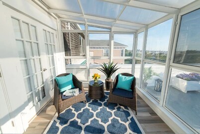 Gorgeous Condo w/Roof Deck, Harbor Views on Thames