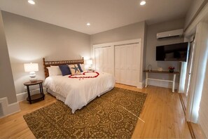 2 bedrooms, iron/ironing board, internet - Gorgeous Condo w/Roof Deck, Harbor Views on Thames (Newport)