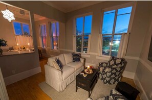 TV - Gorgeous Condo w/Roof Deck, Harbor Views on Thames (Newport)