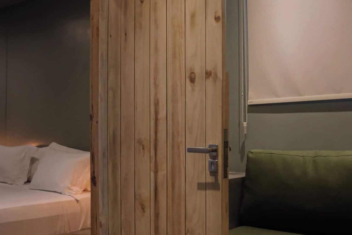 Familielejlighed - 2 soveværelser - delvis havudsigt | Minibar, pengeskab på værelset, skrivebord, mørklægningsgardiner