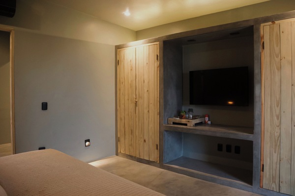 Minibar, caja de seguridad en la habitación y escritorio