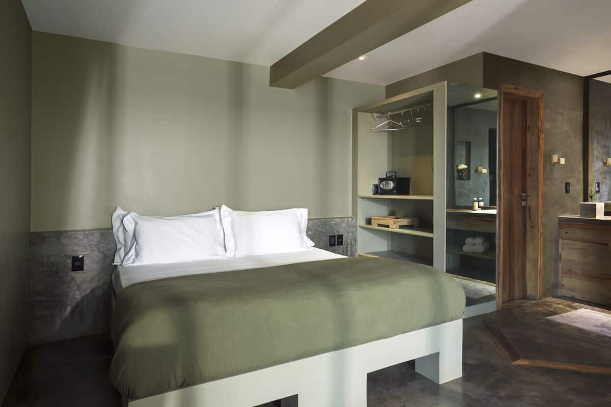 Suite Standard, balcone, vista oceano | Minibar, una cassaforte in camera, una scrivania, tende oscuranti