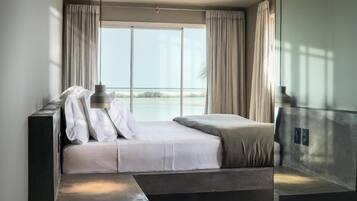 Suíte luxo, sacada, vista para o oceano | Frigobar, cofres nos quartos, escrivaninha, cortinas blackout