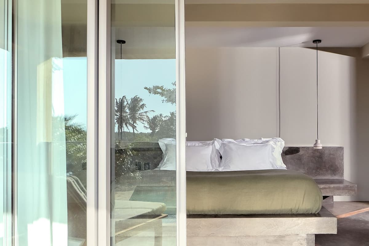 Suite Deluxe, balcone, vista piscina | Minibar, una cassaforte in camera, una scrivania, tende oscuranti