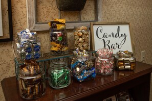 Uma barra de doces com diversos potes de balas.