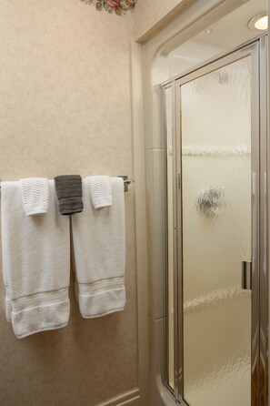 Carla Ann | Baño | Secadora de cabello, batas, jabón, shampoo 