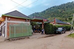 Un edificio con una verja verde, un letrero que dice 'Sole Cafe' y motocicletas estacionadas.