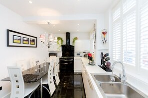 Microwave, oven, dishwasher, coffee/tea maker - 5* Luxury Spacious Apartment (Mitcham)