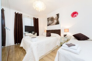 4 bedrooms, iron/ironing board, free WiFi - 5* Luxury Spacious Apartment (Mitcham)