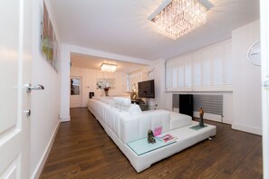 3 bedrooms, iron/ironing board, free WiFi - 5* Luxury Spacious Apartment (Mitcham)