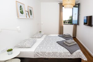 2 chambres, coffres-forts dans les chambres, fer et planche à repasser