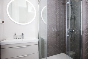 Combined shower/bathtub, hair dryer, towels, soap