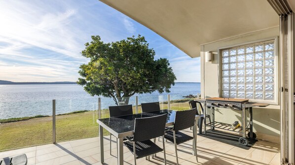 Outdoor dining - Breath Taking Waterfront (Corlette)