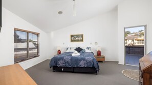 3 bedrooms, iron/ironing board, free WiFi, bed sheets - Breath Taking Waterfront (Corlette)