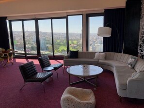 Una televisión, una chimenea