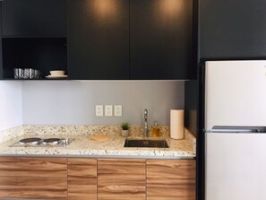 Jääkaappi, mikroaaltouuni, liesi, kahvin-/teenkeitin