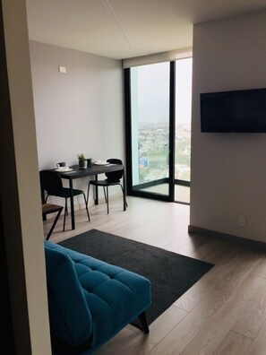 Una televisión, una chimenea