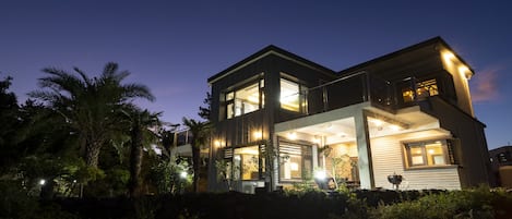 Fachada de la propiedad por la tarde o noche