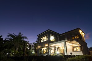 Front of property – evening/night - The Some Plus Onpyeong (Seogwipo)
