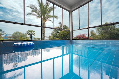 Una piscina al aire libre de temporada