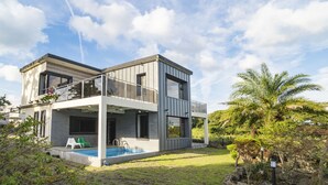 A modern two-story house with a swimming pool, a balcony, and a well-maintained garden. - The Some Plus Onpyeong (Seogwipo)