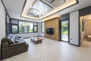 Casa familiar | Zona de estar | Televisión de pantalla plana de 55 pulgadas con canales digitales