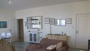 TV, DVD player, stereo - Apartment at beach in Pitangueiras - Guaruja - SP (Guarujá)