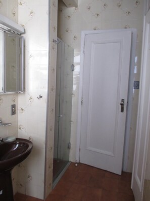 Dusche, Bidet, Toilettenpapier