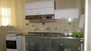 Coffee/tea maker, fridge, microwave, oven - Apartment at beach in Pitangueiras - Guaruja - SP (Guarujá)