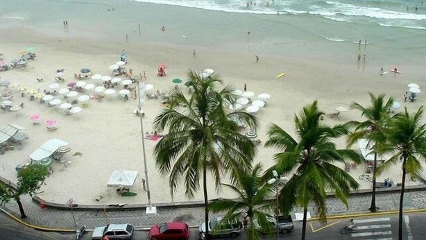 On the beach, sun-loungers - Apartment at beach in Pitangueiras - Guaruja - SP (Guarujá)