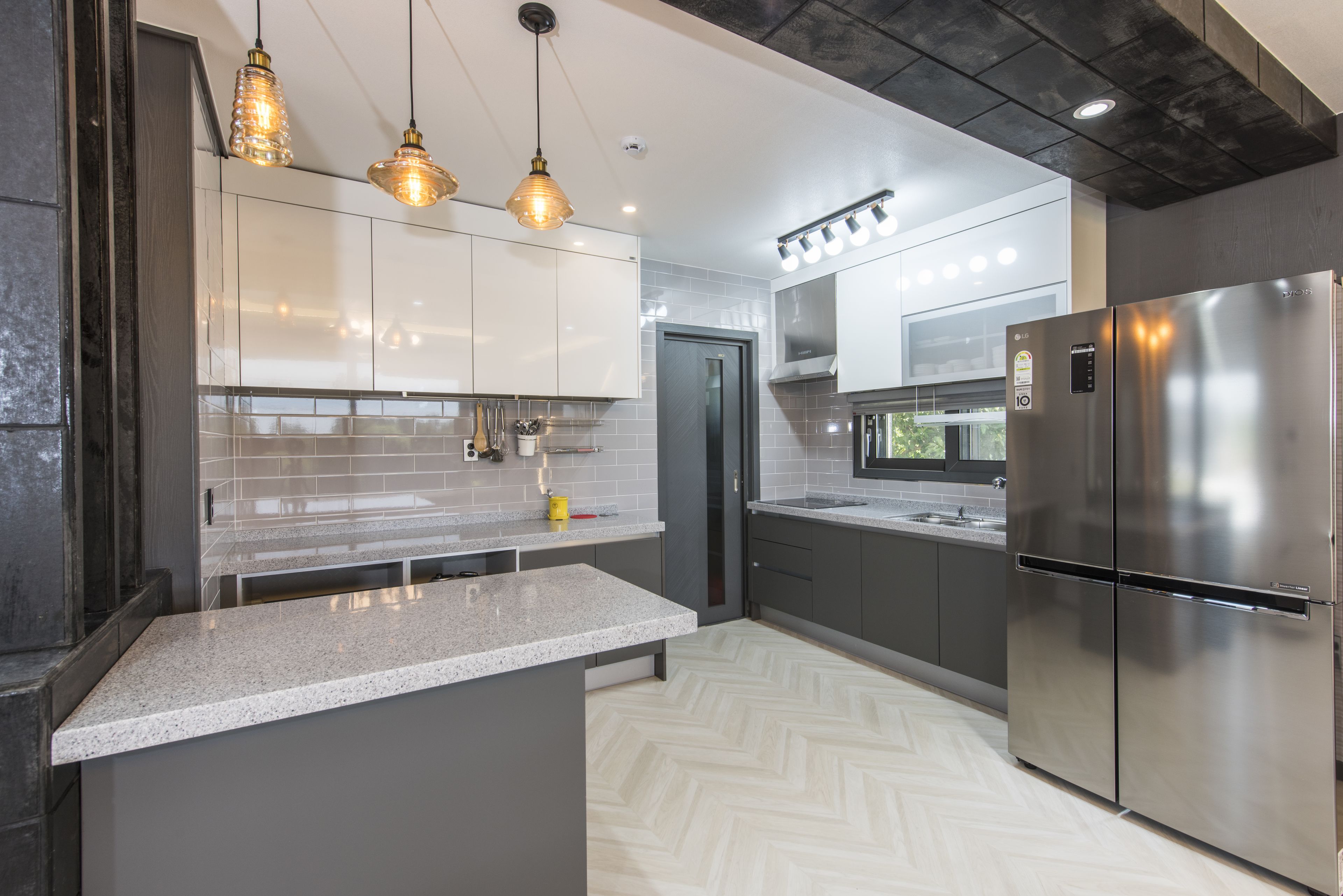 Kjøleskap, mikrobølgeovn, kokeplater og riskoker