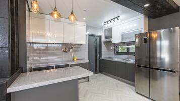 Kjรธleskap, mikrobรธlgeovn, kokeplater og riskoker